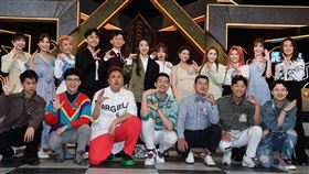 「全明星辯論會」主持人陶晶瑩、視網膜、黃豪平、陳芳語及正反辯方。（圖/記者邱榮吉攝影）