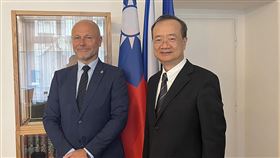 許宗力拜會捷克最高法院司法院長許宗力21日拜會捷克最高法院，由院長安吉亞洛西（Petr Angyalossy，左）親自接待。（駐捷克代表處科技組提供）中央社記者林育立柏林傳真 112年6月24日