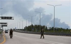 瓦格納集團往莫斯科推進，俄國軍方直升機向車隊開火。（圖／路透社／達志影像）