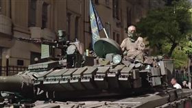 瓦格納集團險倒戈。圖為24日俄羅斯南部街頭一名裝甲車上的男子與當地居民交談中。（圖／美聯社／達志影像）