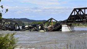 美國黃石河大橋倒榻　貨運列車直墜河底「有毒物質洩..美聯社