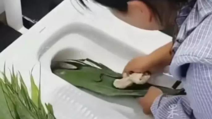 馬桶洗粽葉被轟　業者嗆：比你用菜盆乾淨