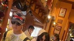 吳尊（左）逛香港迪士尼。（圖／讀者提供）