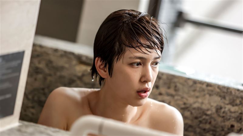 女神劉奕兒上身全空　激裸泡湯養眼畫面曝