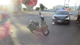 搶快右轉,肇事逃逸,小貨車,無照騎車,少女,雙載