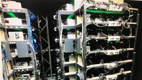 2男竊電挖比特幣　警方查扣挖礦電腦台中市林男與洪男合資經營虛擬貨幣比特幣礦場，取得10顆比特幣獲利新台幣290萬餘元，卻竊電遭台電查出須追繳至少1940萬元的電費，警方今年3月前往2人設置的廠房，查扣大量挖礦用電腦。（檢方提供）中央社記者蘇木春傳真　109年11月17日