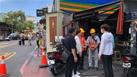 台南國華街商圈連2天跳電  台電緊急搶修台南市國華街商圈23日、24日下午都有店家無預警停電影響數小時，25日上午因台電搶修再次暫時斷電，民進黨立委陳亭妃（前左2）等人到場關心。中央社記者楊思瑞攝  112年6月25日