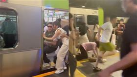 日本JR山手線驚傳有男子持刀揮舞，乘客嚇壞逃離車廂。（圖／翻攝自推特）