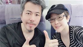 寇乃馨（右）與黃國倫驚險搭機。（圖／翻攝自臉書）