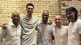 ▲馬刺狀元新秀溫班亞馬（Victor Wembanyama）和多位馬刺名將合影。（圖／翻攝自Wemby推特）