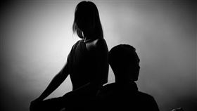 新北市一名男子不滿妻子以「照顧小孩很累」等理由拒絕行房，且夫妻已有9年沒有性行為，因此向法院訴請離婚，其妻則反控丈夫外遇2名女子，但她為了家庭圓滿，不同意也沒有意願離婚，新北地院法官認為男子的可歸責程度較大，裁定駁回離婚訴求。可上訴。