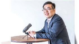 ▲權自強長期以專欄作家、社群行銷講師自居，每堂課的收費高達9000元，20年前卻曾協助胞兄販售性侵影片。（圖／翻攝畫面）