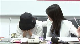 ▲新北市議員山田摩衣陪同性騷擾被害人出面控訴