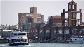 疫情影響生意慘淡  高市府首發旗津券（1）高雄市政府11日上午10時起在鼓山輪渡站發放旗津券，盼為受疫情衝擊的旗津商圈注入活力商機，消息釋出後，吸引不少民眾到場排隊領券。圖為旅客搭乘的「旗鼓渡輪」航行海上。中央社記者董俊志攝  111年3月11日