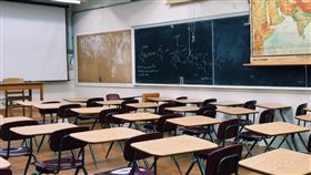 義大利一名女教師從事教職24年，但是當中所累積的請假、缺席日期卻長達20年之久。原本教育部打算在2013年將其辭退，結果被該名女教師提出訴訟。在纏訟10年之後，法院判決教育部勝訴，而該名誇張的女教師也在25日被正式開除。