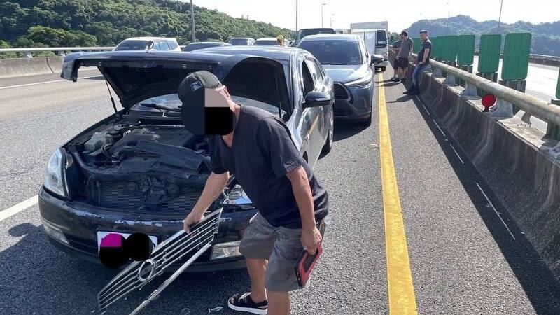 國1南下六堵段「6車連環撞」　1人送醫