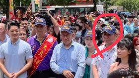 民進黨立委高嘉瑜今（26）日澄清，「看到你就安心」是對廖金平講，不是對柯文哲，並特別圈出當事人。（圖／高嘉瑜提供）