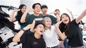 民進黨總統參選人賴清德利用週日先進棚進行募款小物照片拍攝，特地穿上白T、牛仔褲搭配Team Taiwan外套。（圖／賴清德競辧提供)