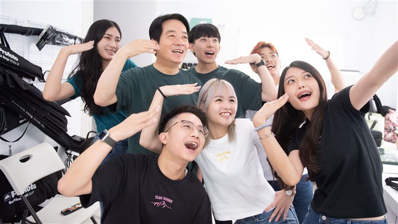 募款小物明上線　賴清德ㄌㄨㄚˋ手勢拍照