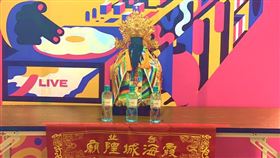 ▲城隍爺穿新裝去看戲。（圖／記者何亞芳攝）