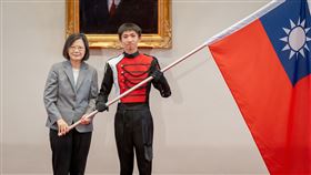 總統蔡英文今（26）日接見建中樂旗隊赴美國WAMSB世界盃行進樂隊大賽同學暨授旗儀式。（圖／總統府提供)