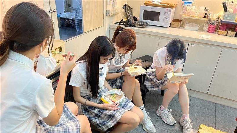 媽咪奧客「低消裝死」還狂罵　網：怎教孩