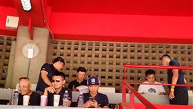 ▲中信兄弟恰總彭政閔(後排右2)與投手教練王建民(後排左2)現身新人測試會（圖／中華職棒提供）