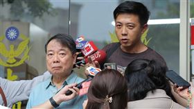  廖峻 、錦德現身警察局提告網紅伊妍。（圖／記者楊澍攝影）