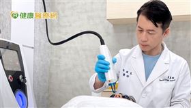 鄭國良醫師提醒最重要的是找出根本原因，尋求專業醫師的諮詢，勿輕易一味購買各式保養品來控痘，痘痘才不容易反覆發作、滿臉痘花。