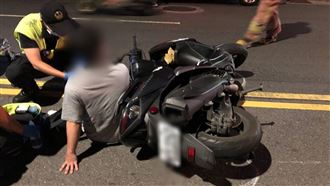 騎車一半…人孔蓋突噴天！中和男衰被波及