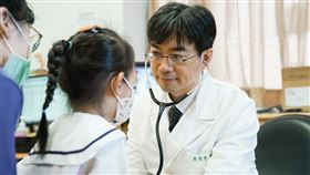 吳秉昇醫師看診示意照。（圖／台北慈濟醫院提供）