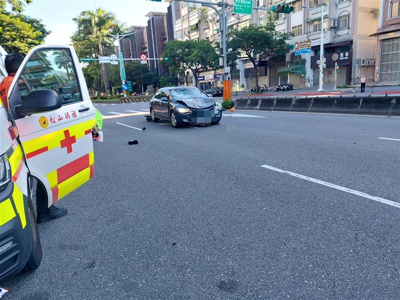 轎車車頭嚴重凹陷（圖／取自臉書「民生社區大小事」）