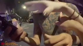 新北市一名李姓男子（28歲）陪妻子和岳母步行經過土城區一處路口時，懷疑路旁吳姓男子（22歲）瞪了他一眼，他竟先揮拳攻擊吳男，雙方發生扭打，警方獲報到場處理時，李男還不斷挑釁，甚至嗆警「編號多少、哪分局的！」當場被派出所長斥責並依傷害罪嫌帶回偵辦。