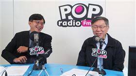 柯文哲接受廣播專訪　表明2024無藍白合意願前時力立委黃國昌（左）18日擔任廣播節目代班主持人，訪問台灣民眾黨主席柯文哲（右）。對於2024選舉「藍白合」或在野聯盟可能性，柯文哲在訪談中直言，沒有意願，至少現在沒有。中央社記者裴禛攝  112年1月18日