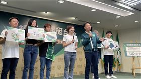 ▲賴清德競選辦公室發言人 陳世凱、郭雅慧公布募款網站內容及首波募款小物。（圖／記者高逸帆攝影）