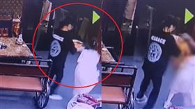 女童跑向店員方向。（圖／翻攝自微博）