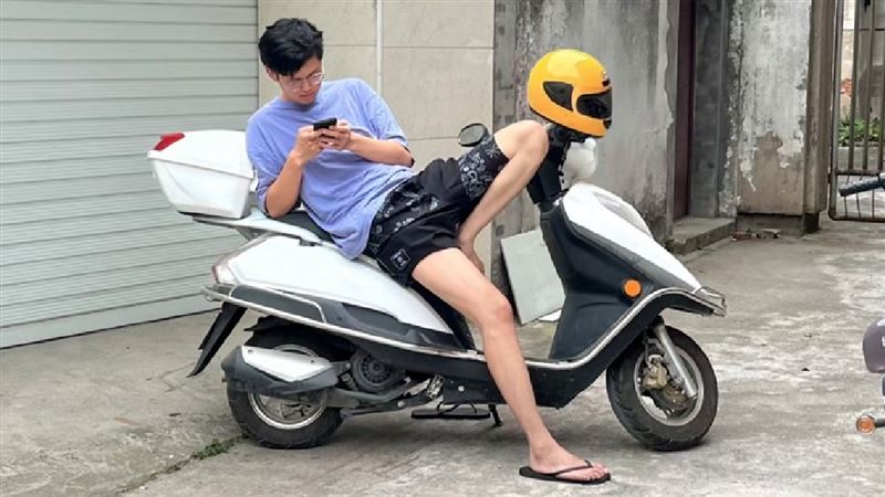 被拍到「摩托車上車震」照片竟17萬人按讚