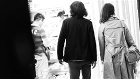 新北市一名吳姓人妻外遇朱姓男子，還發生多次性關係，被劉姓丈夫抓包2人姦情後，吳女簽下自白書稱「意願放棄小孩撫養權和所有經濟財產權利分配」，夫妻最後仍離婚收場，劉男向朱男提告求償120萬元，新北地院法官裁定朱男應賠償30萬元。全案可上訴。