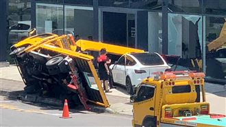 車禍找拖吊　特斯拉意外側翻撞進展間