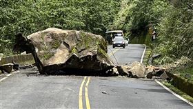 台21線141K處今天上午發生落石坍方，距塔塔加約3公里，所幸並未造成人車受傷損壞，但落石導致交通雙向阻斷，信義工務段已派員至現場進行交通管制，因落石目測約有一台休旅車大小、橫向阻斷馬路，需要大型機具才能處理，預計今天下午2點才能排除開放通行。