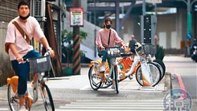 6/7 13：44 藍正龍（左）與周幼婷（右）騎上U bike離開，兩人毫無一絲激動神情，任誰也想不到，他們是要去辦理離婚手續。鏡週刊