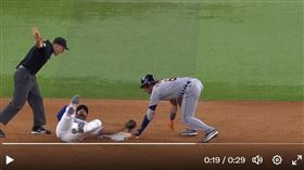 ▲老虎維爾林（Matt Vierling）藉著超滑順跑壘躲開二壘手觸殺。（圖／翻攝自MLB推特）