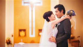 藍正龍與周幼婷的情史豐富，但相識13年後一起走入家庭，如今決定熟年離婚。（翻攝自Joanna Wedding 經典婚紗臉書）