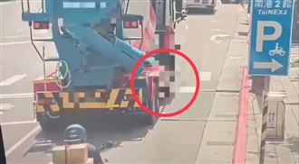畫面曝！南港女騎士併行水泥車3秒被吞噬