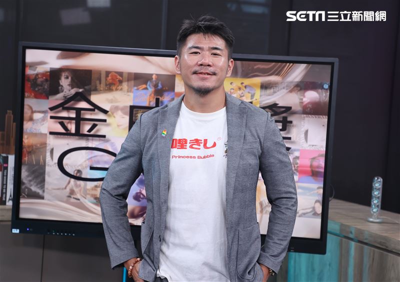 「小記者」金曲預測直播嘉賓仙姑Eric。（圖/記者邱榮吉攝影）