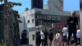 廖老大與車友在鹽寮派出所門口刻意騎重機超速，藉以讓測速照相機拍下違規照片。（圖／翻攝自臉書）