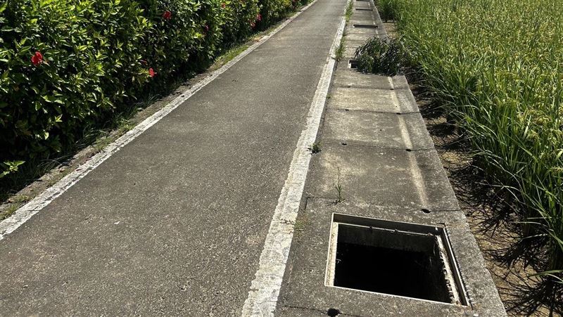 桃園男靠「1根棒」偷走一整排水溝蓋