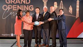 外貿協會以美式足球達陣，為在美第5個駐點達拉斯開幕典禮儀式揭幕，並邀請到場祝賀之5位聯邦眾議員共同加油。(左起依次為民主黨眾議員Jasmine Crockett, Eddie Bernice Johnson, 外貿協會董事長黃志芳、共和黨眾議員Pete Sessions、Keith Self及外貿協會秘書長王熙蒙)。（圖／貿協提供）