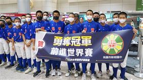 新明國中獲得LLB亞太區次青少棒冠軍，學校動員機場接機迎接。(圖／台灣世界少棒聯盟提供)