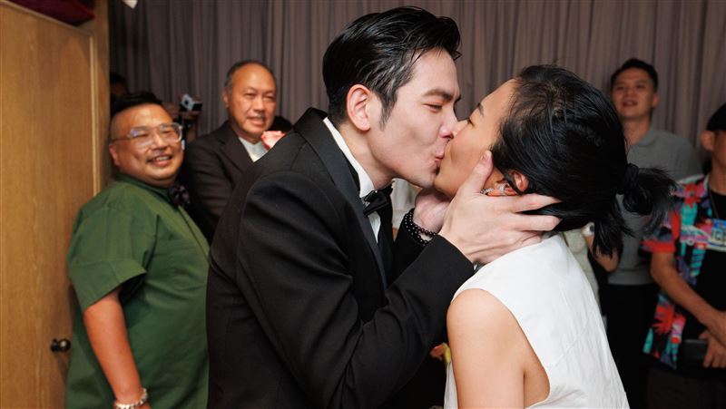 蕭敬騰求婚影片曝　深情激吻閃爆了